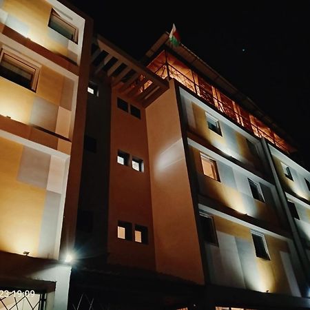 Fly Inn Madagascar Hotel - Navette Gratuite H24 - A 300M De L'Aeroport International Ivato-Antananarivo Ivato  Εξωτερικό φωτογραφία